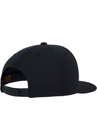 Casquette snapback noire avec une visière plate, fabriquée en tissu texturé. L'arrière présente une sangle en plastique réglable pour personnaliser la taille.