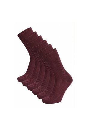 Sei paia di calzini a coste di colore bordeaux scuro, lunghezza a metà polpaccio, disposti in una fila sfalsata su sfondo bianco.
