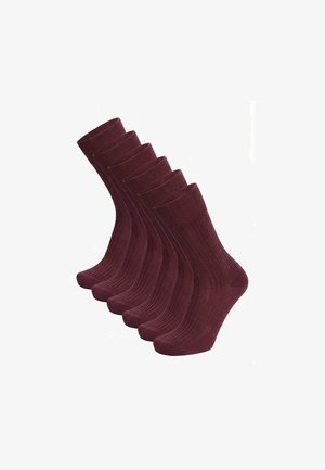 Sei paia di calzini a coste di colore bordeaux scuro, lunghezza a metà polpaccio, disposti in una fila sfalsata su sfondo bianco.