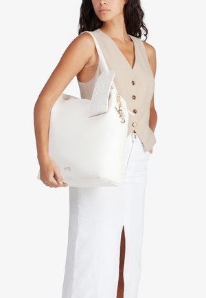Borsa a tracolla bianca in pelle con patta testurizzata e accessori in oro, dotata di un logo sulla parte anteriore e un design spazioso.