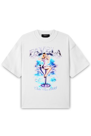 Bijela pamučna majica sa grafičkim printom žene koja sjedi na čaši martini, uz natpise "FAVELA" i "Chillin Since 1988" u šarenim akcentima.