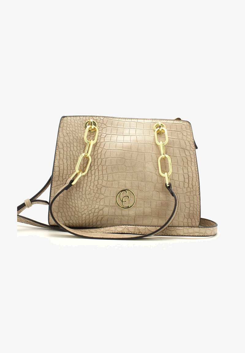Sac à main en simili cuir tan avec texture crocodile, accents en chaîne dorée et logo décoratif à l'avant. Bandoulière réglable incluse.