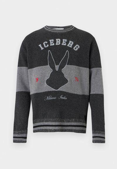 Pull rayé gris foncé et gris clair avec une silhouette de lapin noire, texte "ICEBERG" et "Milano Italia" brodés sur le devant.