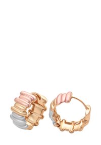 Guld-tone hoop øreringe med cylindrisk perler i pink, hvid og lyserød. Glat overflade med et bølget design, der har en sikker lås.
