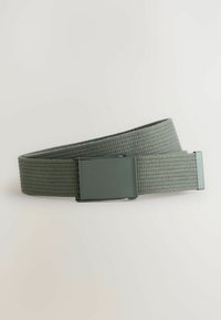 Ceinture en tissu gris tissé pliée avec une boucle en métal rectangulaire assortie sur un fond clair.