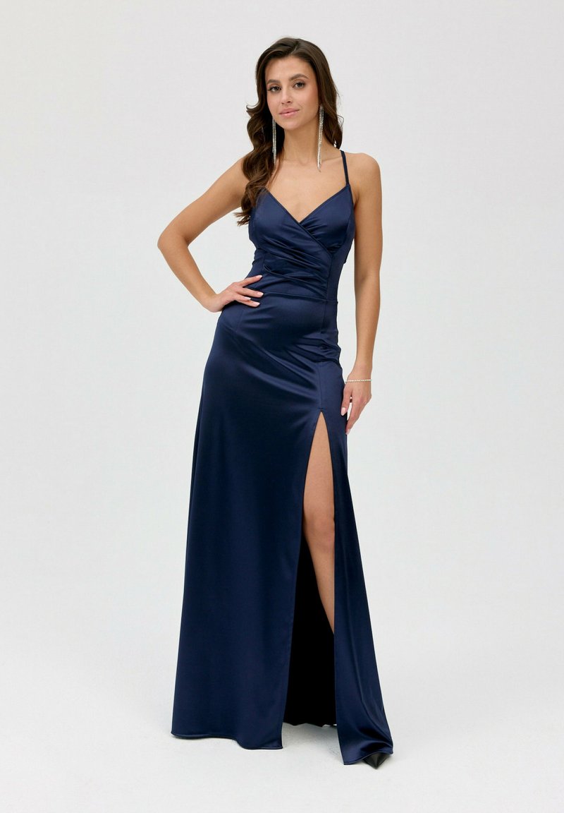 Námořnická saténová večerní šaty s V výstřihem, přiléhavým korzetem a postranním rozparkem. Obsahuje tenké ramínka a hladkou, lesklou texturu.