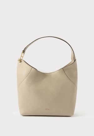 Beige skuldertaske i læder med en buet silhuet, glat tekstur, guldfarvet hardware og subtile syningsdetaljer. Logo synligt på forsiden.