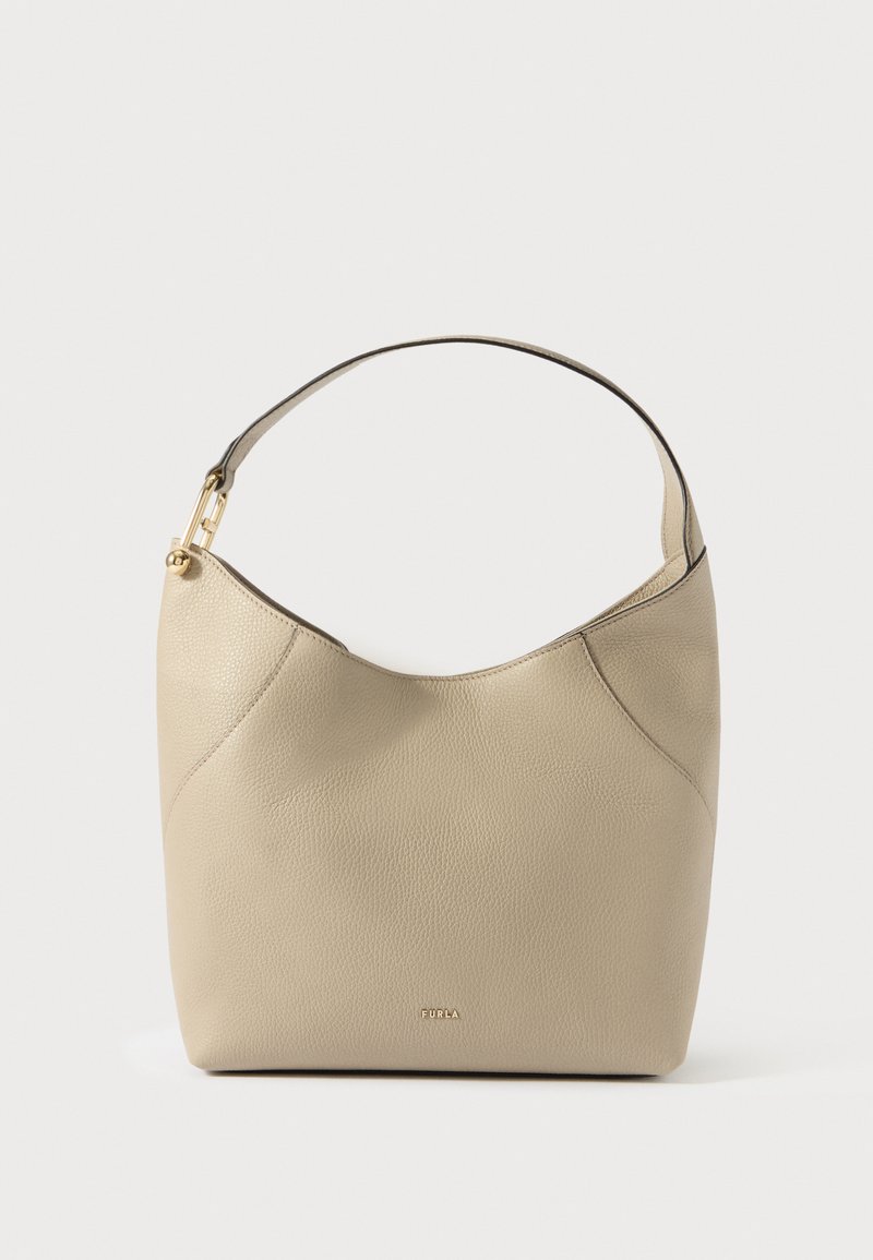 Beige nahkainen olkalaukku, jossa on kaareva siluetti, sileä pinta, kullanväriset metalliosat ja hienovaraiset ompelut. Logo näkyy edessä.