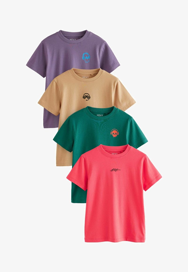 Vier korte mouw t-shirts gestapeld; kleuren zijn paars, beige, groen en koraal. Elk shirt heeft unieke grafische ontwerpen op de borst.