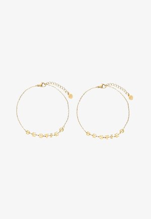 Gouden armbanden met schakels, voorzien van letter charms met de tekst "BESTIES". Simpel ontwerp met een sluiting en verstelbare lengte.