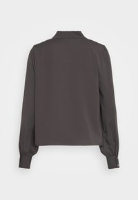 Blouse gris foncé avec col, manches longues bouffantes et poignets boutonnés. Tissu lisse avec une coupe décontractée et un design minimaliste.