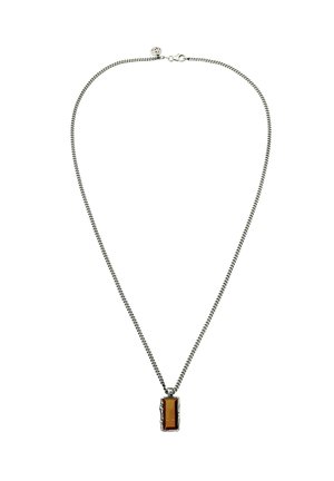 Zilveren ketting met een rechthoekige barnstenen hanger, omlijst door een decoratieve zilveren setting en voorzien van een sluiting met een karabijnhaak.