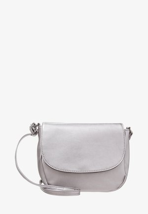 Zilverkleurige metallic schoudertas met klepsluiting, verstelbare riem en een gladde textuur. Voorzien van afgeronde hoeken en minimale stikdetails.