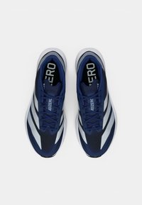 Ζευγάρι μπλε και λευκά παπούτσια τρεξίματος Adidas Adizero, απαρατήρητα από πάνω σε λευκό φόντο.