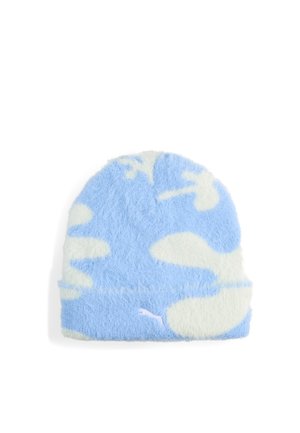 Blød, fluffy beaniehue med blå og hvid camouflage mønster og et lille Puma-logo på den foldede kant mod en hvid baggrund.