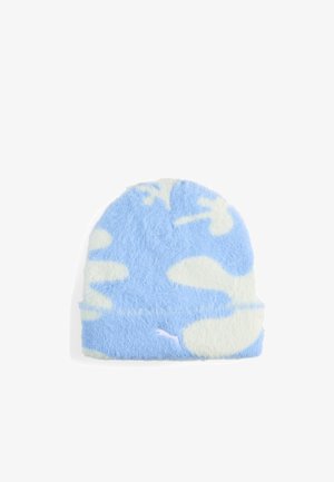 Blød, fluffy beaniehue med blå og hvid camouflage mønster og et lille Puma-logo på den foldede kant mod en hvid baggrund.