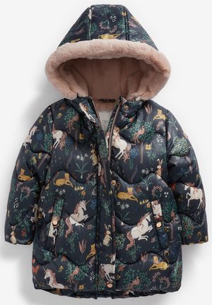 Veste matelassée bleu foncé avec un motif floral et animalier, dotée d'une capuche doublée de fausse fourrure et d'accents métalliques dorés.