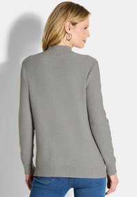 Grauer Pullover aus weichem Strickstoff, mit hohem Kragen, langen Ärmeln, gerippten Bündchen und geradem Saum. Minimalistisches Design ohne Muster.