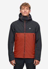 Czarna i czerwona kurtka typu softshell z kapturem, z zamykanymi kieszeniami i kontrastowymi szwami. Gładka faktura, trwały materiał i nowoczesny design.