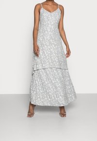 Maxi sukienka w jasnoszarym kolorze z białym haftem kwiatowym, na cienkich ramiączkach, z warstwową spódnicą i zwiewnym krojem.