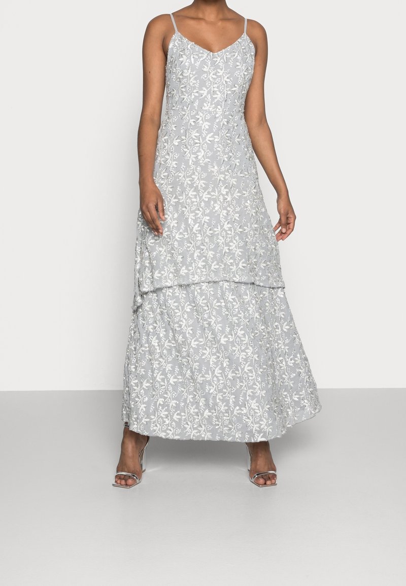 Maxi sukienka w jasnoszarym kolorze z białym haftem kwiatowym, na cienkich ramiączkach, z warstwową spódnicą i zwiewnym krojem.