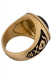 Anello in metallo color oro con una pietra centrale nera, decorato con dettagli testurizzati e incisioni elaborate sulla fascia.