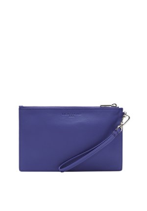 Clutch en cuir violet avec fermeture éclair, logo de la marque embossé à l'avant et une sangle pour le poignet attachée. Texture lisse et forme rectangulaire.