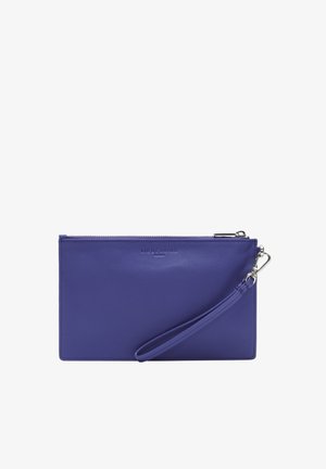 Lila Leder-Clutch mit Reißverschluss, mit eingeprägtem Markenlogo auf der Vorderseite und einem befestigten Handgelenkriemen. Glatte Textur und rechteckige Form.