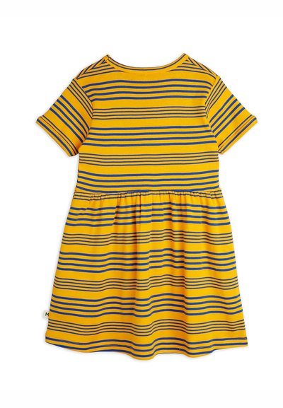 Gul bomullskjole med blå horisontale striper, korte ermer, rund halslinje og rynket midje. Glatt tekstur med avslappet design.