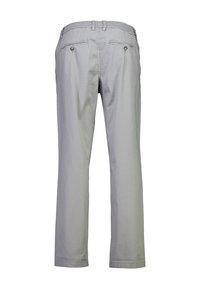 Jasnoszare spodnie o prostym kroju nogawki, z elastycznym pasem i dwoma tylnymi kieszeniami z patkami zapinanymi na guziki. Gładka tekstura materiału.