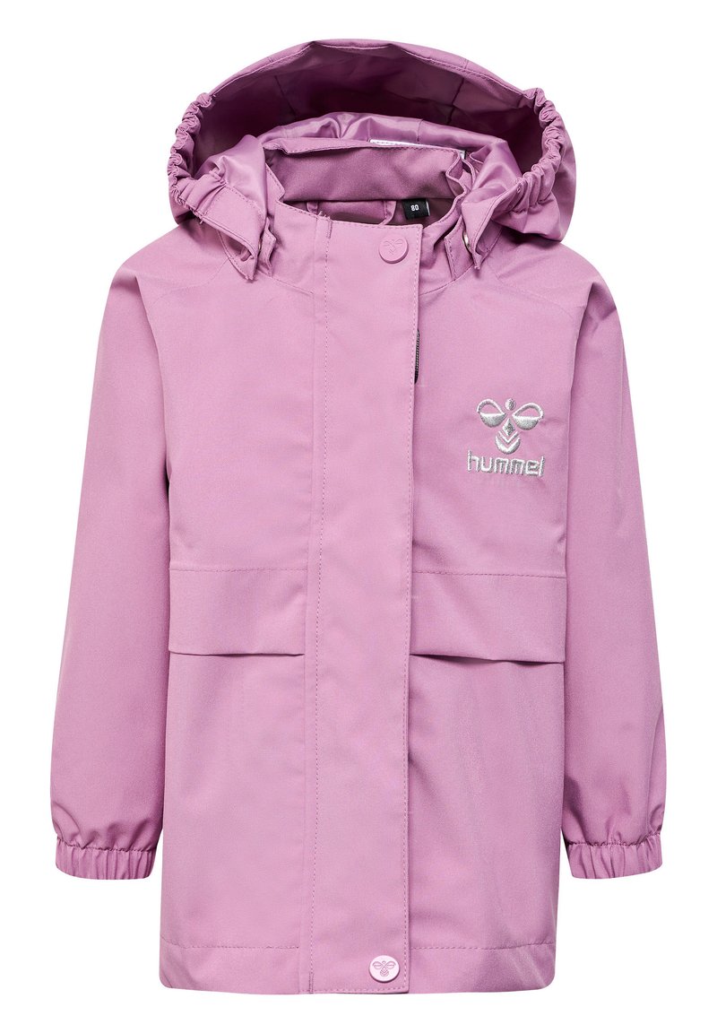 Rosa Regenjacke aus glattem, wasserabweisendem Material. Verfügt über eine Kapuze, einen vorderen Druckknopfverschluss und zwei große Taschen. Gesticktes Logo auf der Brust.