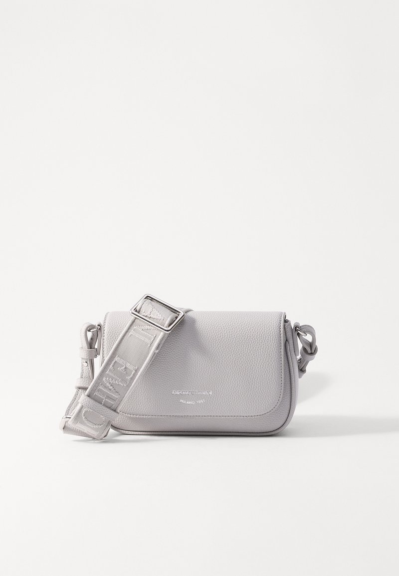 Borsa a tracolla grigia in pelle con superficie testurizzata, chiusura a patta, hardware in argento e tracolla regolabile con dettagli del logo.