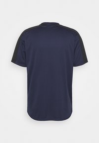 Navyblaues Kurzarm-Sportshirt mit schwarzen Akzenten auf den Schultern, aus glattem, atmungsaktivem Material, mit abgerundetem Saum.