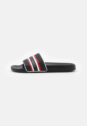 Sort slidesandal med tekstureret rem med røde og hvide striber og præget mærkenavn, flad sål, minimalistisk design.