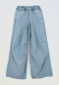 Jasnoniebieskie dżinsowe spodnie o szerokich nogawkach z elastycznym pasem, dwoma bocznymi kieszeniami i widocznymi detalami ściegów. Miękka tekstura i luźny krój.