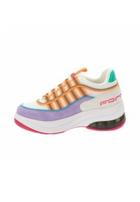 Sneaker multicolore con tomaia in tessuto bianco, strisce arancioni e grigie, dettagli in suede viola e una suola spessa con un'unità d'aria visibile.