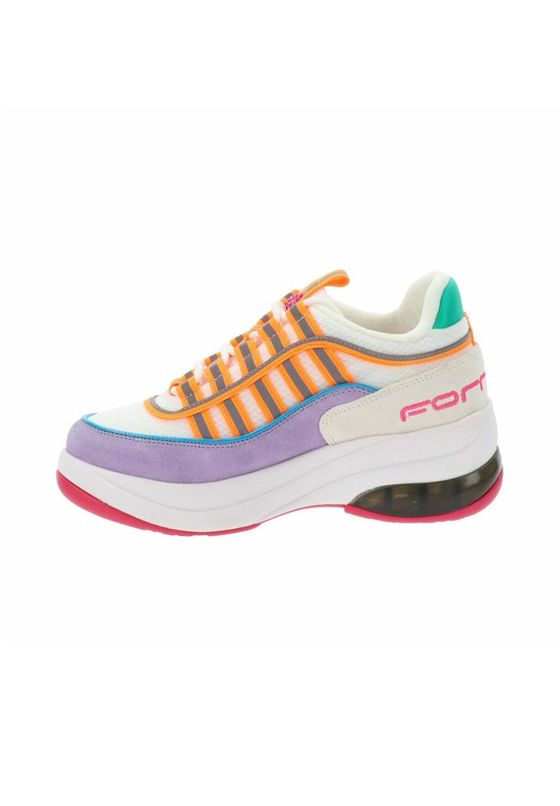 Sneaker multicolore con tomaia in tessuto bianco, strisce arancioni e grigie, dettagli in suede viola e una suola spessa con un'unità d'aria visibile.