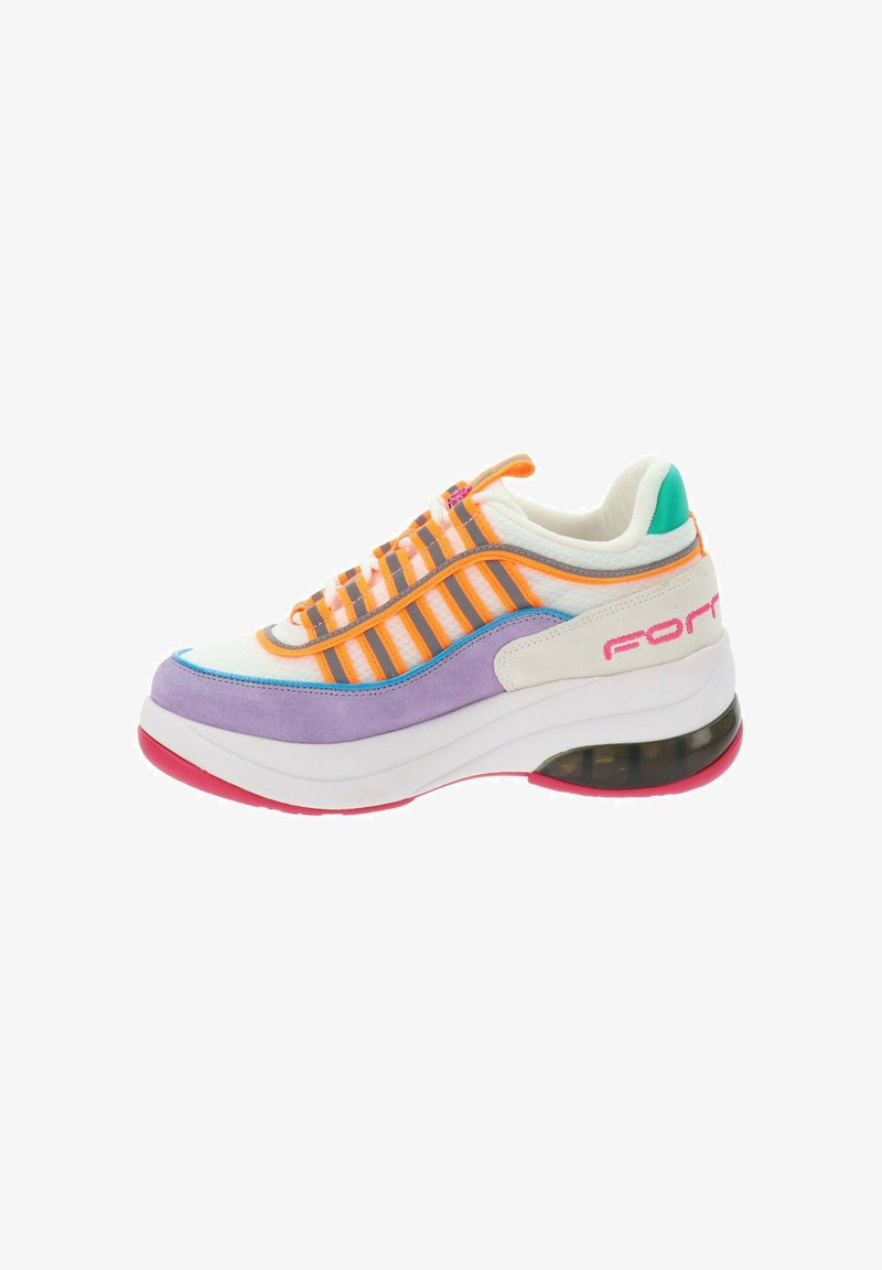 Sneaker multicolore con tomaia in tessuto bianco, strisce arancioni e grigie, dettagli in suede viola e una suola spessa con un'unità d'aria visibile.