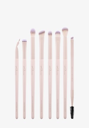 Sept pinceaux de maquillage rose clair aux formes et types de poils variés, plus un pinceau à sourcils double extrémité avec une brosse goupillon d'un côté.