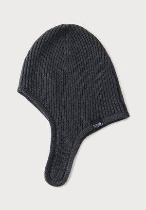 Gorro de invierno de punto acanalado color gris oscuro con solapas extendidas para las orejas y una pequeña etiqueta de tela negra en el lateral.