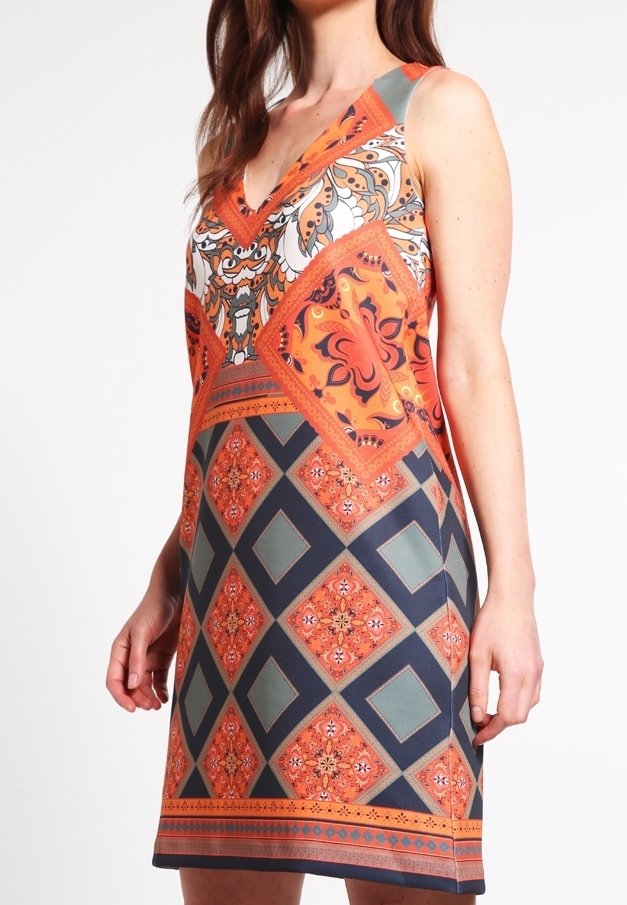 Robe sans manches avec un motif géométrique vibrant orange et bleu, dotée d'un décolleté en V et d'accents floraux détaillés sur l'ensemble.