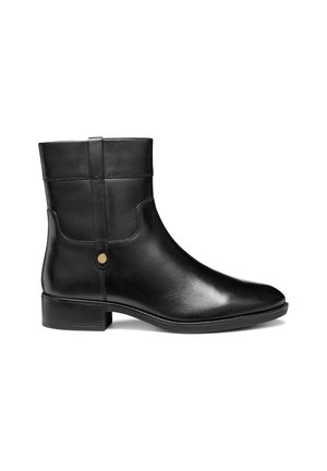Bottines noires en cuir avec une finition lisse, bout rond, petit talon et détail de patte décoratif. Présente un design simple et un matériel minimal.