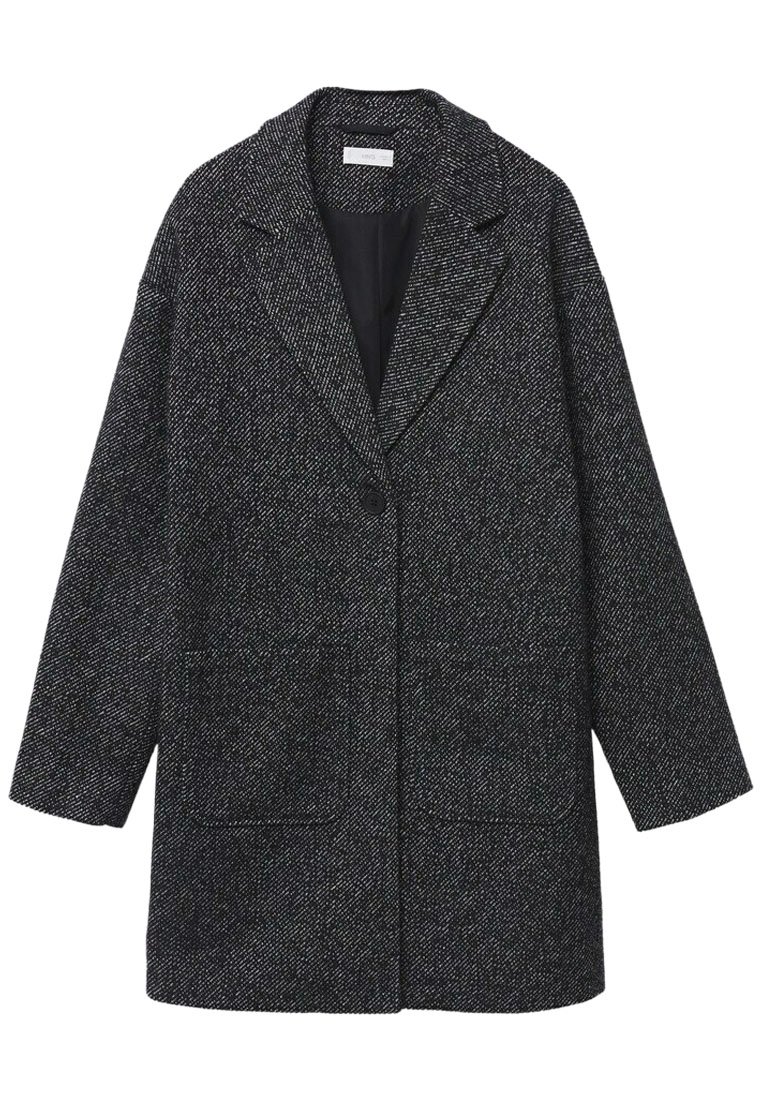 Svartvit fiskbensmönstrad kappa med slitsad krage, enkel knappstängning och två framfickor. Har en avslappnad passform och texturerat tyg.