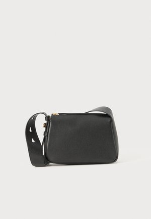 Borsa a tracolla in pelle nera con forma rettangolare, superficie texturizzata, accessori in oro e tracolla regolabile con dettagli ritagliati.