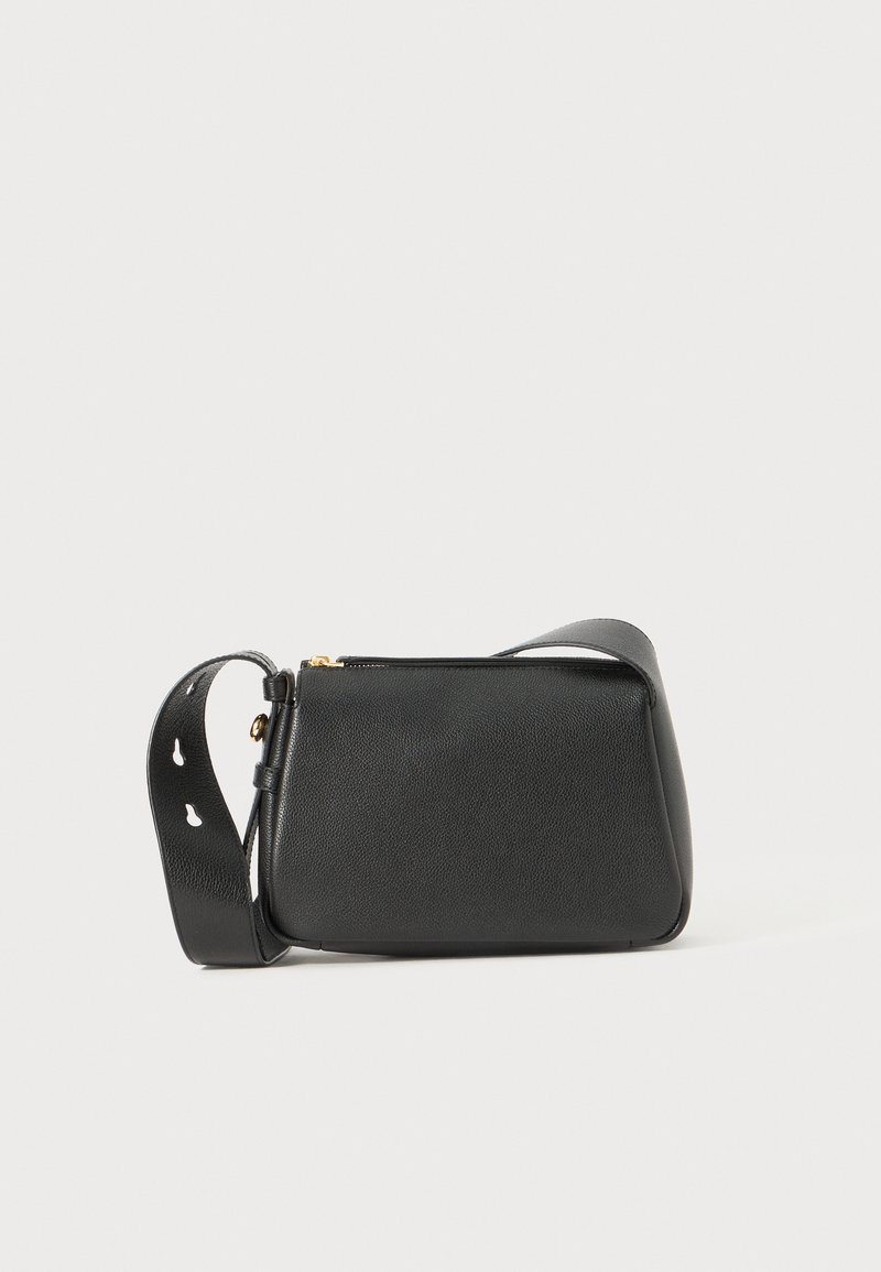 Geantă crossbody din piele neagră, cu o formă rectangulară, suprafață texturată, detalii din metal aurit și o curea ajustabilă cu decupaje.
