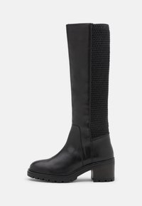 Bottes noires en cuir montant jusqu'au genou avec un panneau en maille texturée, bout carré, talon épais et semelle robuste pour une meilleure adhérence.