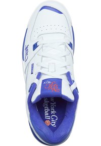 Białe sneakersy z niebieskimi akcentami. Wykonane z gładkiej skóry, z wyściełanym kołnierzem, z zapięciem na sznurówki oraz oznaczeniami na języku i boku.