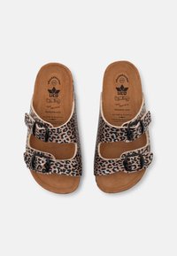 Lepardtrykk sandaler med to svarte spenner, laget av kunstskinn og har en polstret fotseng med brun semsket tekstur.