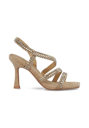 Sandale à talons hauts beige avec des brides entrecroisées, ornée de strass transparents. Texture en daim et design à bout carré.
