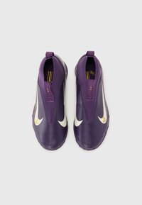 Scarpe da ginnastica viola con una parte superiore lucida e testurizzata, dotate di un logo Nike bianco e di una maniglia sul tallone per facilitare la calzata.